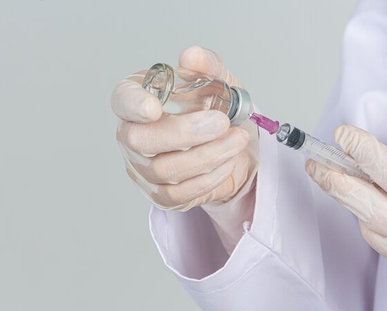 young_doctor_is_holding_hypodermic