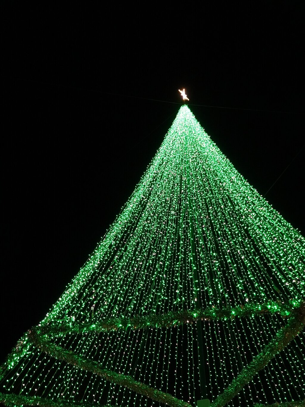 Árvore de Natal gigante ilumina Póvoa de Santo Adrião