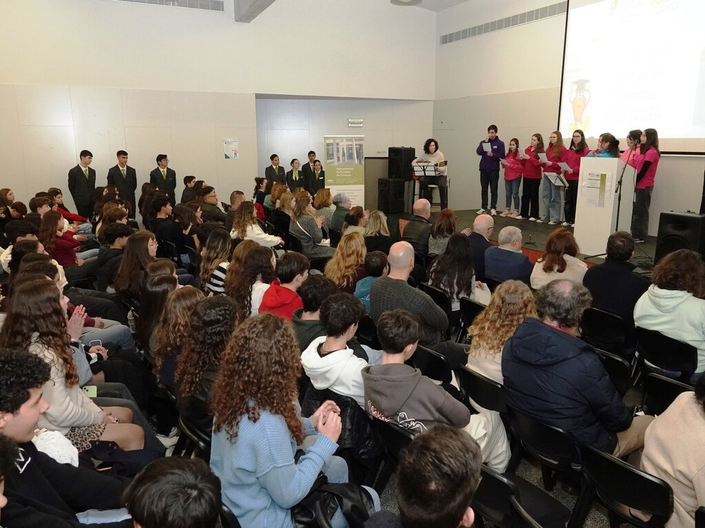 Agrupamento de Escolas de Caneças distinguiu alunos com entrega de diplomas
