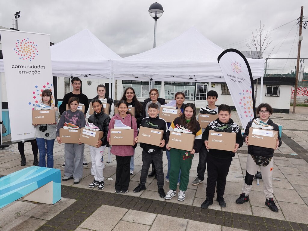 Jovens da Urmeira criaram design dos próprios ténis